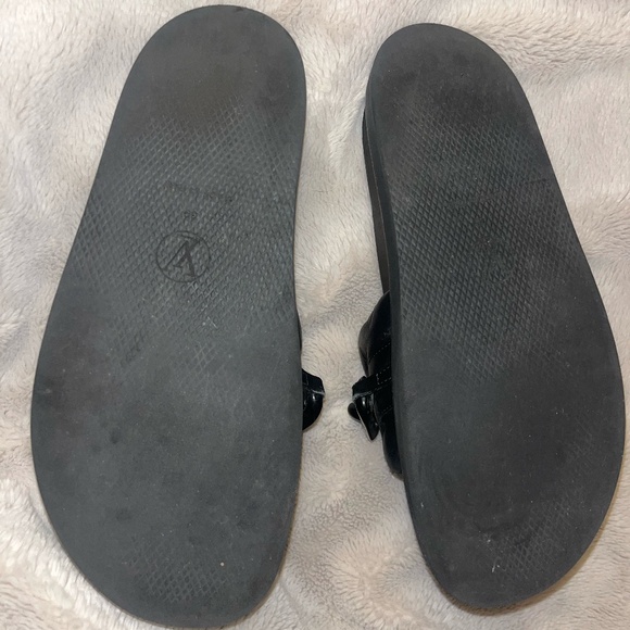 Louis Vuitton Leather Chain-Link Accents Slides - Picture 6 of 16